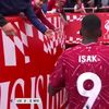 Momentul în care un adult îi smulge unui copil tricoul oferit de Alexander Isak. Foto: captură X / @TheBelgianCule