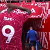 Momentul în care un adult îi smulge unui copil tricoul oferit de Alexander Isak. Foto: captură X / @TheBelgianCule