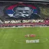Suporterii Stelei Roșii Belgrad au afișat un mesaj controversat în memoria lui Ratko Mladić, înaintea derby-ului cu Partizan. Foto: captură X / @crvenazvezdafk