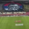 Suporterii Stelei Roșii Belgrad au afișat un mesaj controversat în memoria lui Ratko Mladić, înaintea derby-ului cu Partizan. Foto: captură X / @crvenazvezdafk