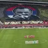 Suporterii Stelei Roșii Belgrad au afișat un mesaj controversat în memoria lui Ratko Mladić, înaintea derby-ului cu Partizan. Foto: captură X / @crvenazvezdafk