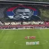 Suporterii Stelei Roșii Belgrad au afișat un mesaj controversat în memoria lui Ratko Mladić, înaintea derby-ului cu Partizan. Foto: captură X / @crvenazvezdafk