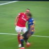 Momentul în care jucătorii lui Inter reclamă un henț la Lobotka. Foto: captură X
