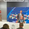 Cadoul neobișnuit primit de Jose Mourinho la finalul conferinței. Foto: captură X/@DAZN_ES
