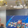 Cadoul neobișnuit primit de Jose Mourinho la finalul conferinței. Foto: captură X/@DAZN_ES