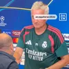 Cadoul neobișnuit primit de Jose Mourinho la finalul conferinței. Foto: captură X/@DAZN_ES