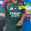 Cadoul neobișnuit primit de Jose Mourinho la finalul conferinței. Foto: captură X/@DAZN_ES