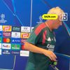 Cadoul neobișnuit primit de Jose Mourinho la finalul conferinței. Foto: captură X/@DAZN_ES