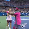 Momentul când Frances Tiafoe l-a îmbrățișat pe Alex Michelsen imediat după meci. Foto: captură X/@usopen