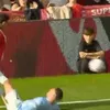 Phil Foden, eliminat în Manchester United - Manchester City Foto captură VIDEO X .jpeg