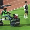 Andros Townsend a fost călcat de o mașină de întreținere a gazonului. Foto: captură X/@ayooo2772