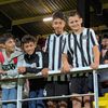 Atmosferă la primul meci în nocturnă pe stadionul „Petre Libardi” din Petroșani.  Foto: Facebook @CSM Jiul Petroșani