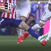 Faultul lui Kang In Lee asupra lui Federico Valverde în Atletico Madrid - Real Madrid 2-1 Foto captură VIDEO Prima Sport .jpg