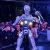 Om contra robot, în cușcă. Prima bătaie în stil „Terminator” a ajuns în lumea reală