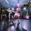 Om contra robot, în cușcă. Prima bătaie în stil „Terminator” a ajuns în lumea reală