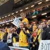 Andrei Rațiu i-a dăruit tricoul unui fan după meciul cu Suedia. Foto: captură Facebook/Echipa Națională de Fotbal a României
