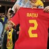 Andrei Rațiu i-a dăruit tricoul unui fan după meciul cu Suedia. Foto: captură Facebook/Echipa Națională de Fotbal a României