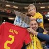 Andrei Rațiu i-a dăruit tricoul unui fan după meciul cu Suedia. Foto: captură Facebook/Echipa Națională de Fotbal a României