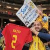 Andrei Rațiu i-a dăruit tricoul unui fan după meciul cu Suedia. Foto: captură Facebook/Echipa Națională de Fotbal a României