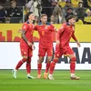 Doar 5 „tricolori” l-au felicitat pe Dennis Man după golul egalizator din meciul Suedia - România 2-1, nu și căpitanul Ianis Hagi (foto: Sport Pictures)