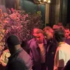 Mbappe, surprins în timp ce ieșea dintr-un club alături de partenera sa. Foto: captură X/@kumoriRaver