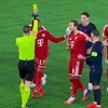 Olise a luat două galbene și roșu în aceeași fază la Viking - Bayern. A tras de tricou un adversar, apoi i-a dat mingea în față altuia