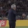 Furia lui Mourinho după ce Vinicius a pierdut mingea încercând o pasă cu călcâiul în propria jumătate de teren. Fotografii: capturi TV