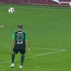 Momentul în care Alexandru Neacșa l-a faultat pe Răzvan Onea în careu, în meciul Rapid - Corvinul 2-0. Foto: captură Prima Sport
