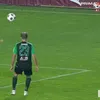 Momentul în care Alexandru Neacșa l-a faultat pe Răzvan Onea în careu, în meciul Rapid - Corvinul 2-0. Foto: captură Prima Sport