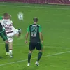 Momentul în care Alexandru Neacșa l-a faultat pe Răzvan Onea în careu, în meciul Rapid - Corvinul 2-0. Foto: captură Prima Sport
