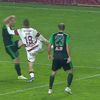 Momentul în care Alexandru Neacșa l-a faultat pe Răzvan Onea în careu, în meciul Rapid - Corvinul 2-0. Foto: captură Prima Sport