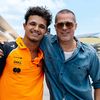 Lando Norris și Brad Pitt, în iunie 2025, în cadrul unui test privat desfășurat pe Circuit of the Americas, din Austin, Texas, pentru producția filmului „F1” (foto: mclaren.com)