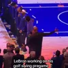 Lebron James și-a continuat încălzirea în timpul imnului SUA Foto captură VIDEO X .jpg