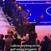 Lebron James și-a continuat încălzirea în timpul imnului SUA Foto captură VIDEO X .jpg
