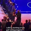 Lebron James și-a continuat încălzirea în timpul imnului SUA Foto captură VIDEO X .jpg