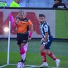 Diego Rossi a lovit accidental arbitrul asistent la executarea unui corner. Foto: captură X @futbolarena