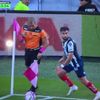 Diego Rossi a lovit accidental arbitrul asistent la executarea unui corner. Foto: captură X @futbolarena