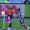Diego Rossi a lovit accidental arbitrul asistent la executarea unui corner. Foto: captură X @futbolarena