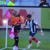 Diego Rossi a lovit accidental arbitrul asistent la executarea unui corner. Foto: captură X @futbolarena