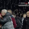 Șumudică și-a chemat jucătorii la marginea terenului după scandările rasiste venite din tribune / foto: capturi Prima Sport