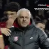 Șumudică și-a chemat jucătorii la marginea terenului după scandările rasiste venite din tribune / foto: capturi Prima Sport