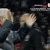 Șumudică și-a chemat jucătorii la marginea terenului după scandările rasiste venite din tribune / foto: capturi Prima Sport