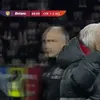Șumudică și-a chemat jucătorii la marginea terenului după scandările rasiste venite din tribune / foto: capturi Prima Sport