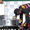 Momentul în care Sir Patrick Stewart a băut șampanie din gheata lui Ricciardo / foto: capturi video The Independent
