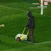 Gazonul de pe stadionul „Ilie Oană”, în stare proastă. Foto: captură Prima Sport 1