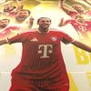 Harry Kane și-a prezentat Balonul de Aur înainte de Bayern - Dortmund (2).jpg