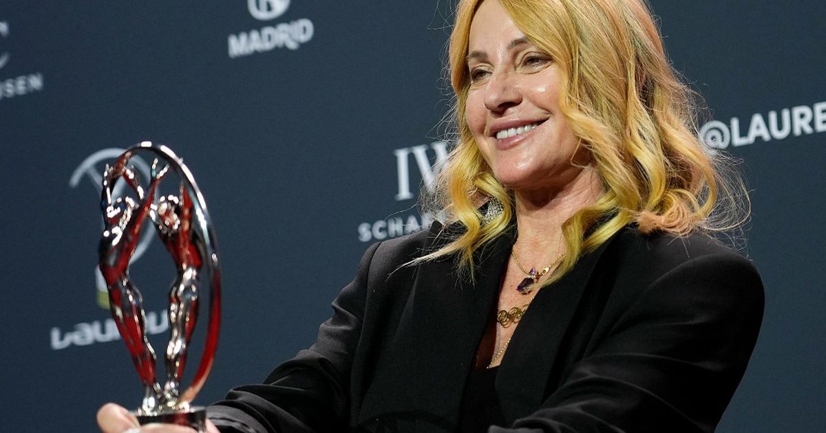 Nadia, ce moment! FOTO: Legenda gimnasticii, premiată la Gala Laureus. A plâns când Simone Biles a numit-o „eroina mea” și i-a mulțumit soțului ei: „M-ai salvat”