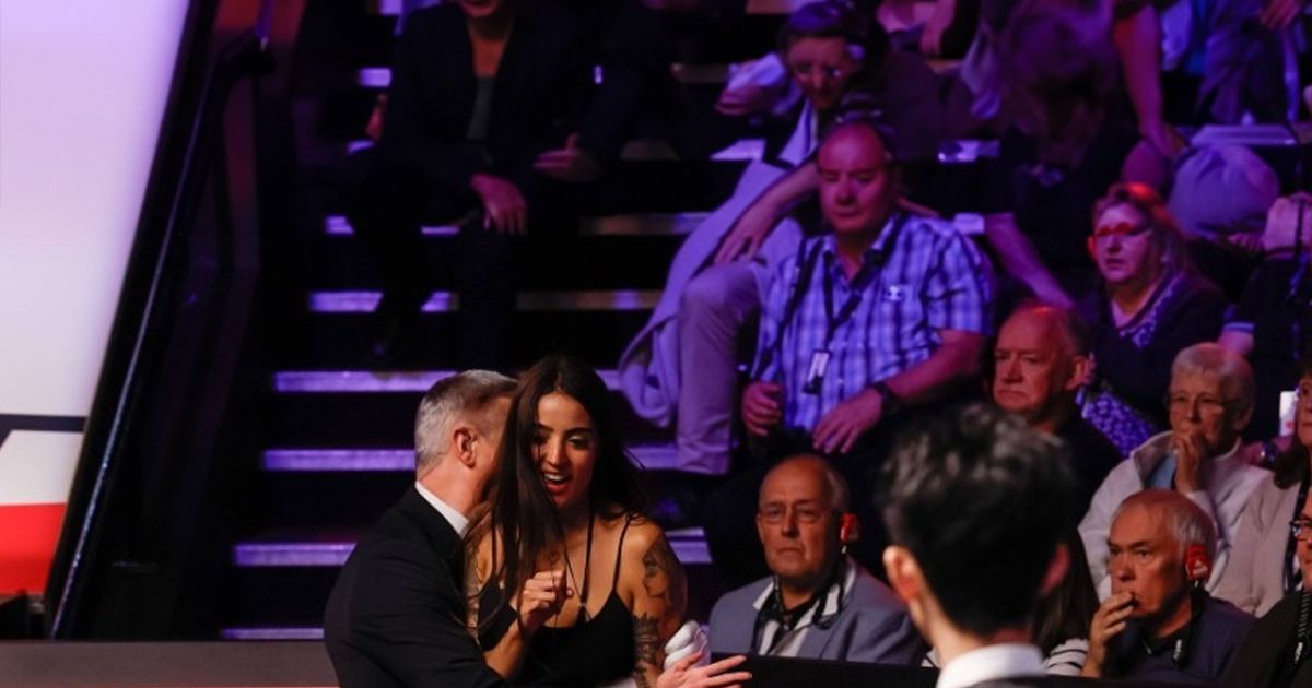 Luată pe sus de arbitru! FOTO. O femeie a întrerupt finala Mondialului de Snooker! Ce plan avea: „Nu am apucat! Aș fi vrut ca Ronnie O'Sullivan să fie acolo”