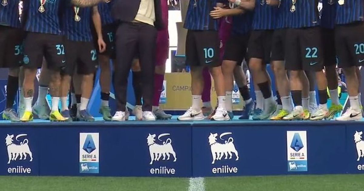 Chivu, aclamat la scenă deschisă! VIDEO+FOTO Inter, în sărbătoare: echipa românului a primit trofeul de campioană în Serie A " Imagini de excepție