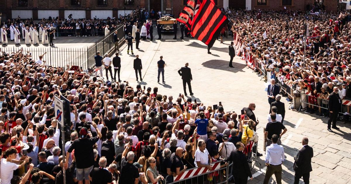 Legende ale fotbalului și mii de oameni Ultimul omagiu pentru Franco Baresi: scandări, torțe și multă emoție la funeraliile căpitanului legendar al lui AC Milan